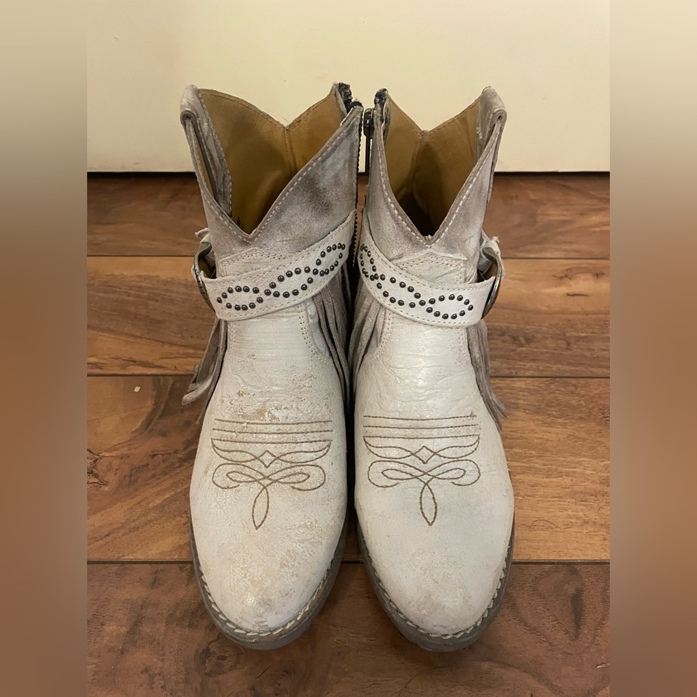 Sterling river boots. Size 7. Distressed ankle boots. Like new.